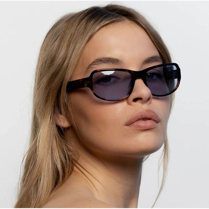 Cleo, Torte/Blue Lenses